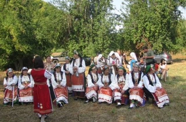 500 самодейци участваха в събора На Белица на хорото