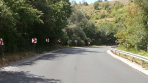 Поставиха износващ пласт асфалт на 4 км от пътя Кюстендил