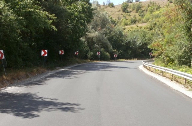Поставиха износващ пласт асфалт на 4 км от пътя Кюстендил- София