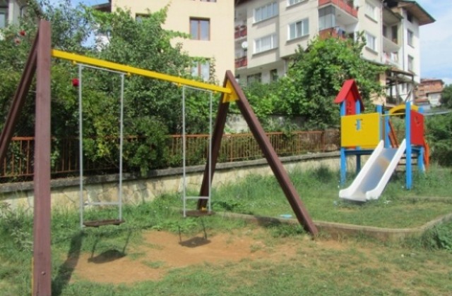 Масови ремонти на детските площадки текат в Смолян