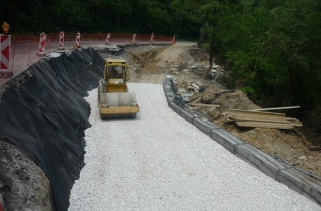 До края на август възстановяват участъка от пътя Габрово - връх Шипка