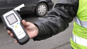 Пийнал шофьор разпиля дървени трупи в Обретеник