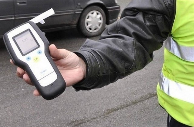 Пийнал шофьор разпиля дървени трупи в Обретеник