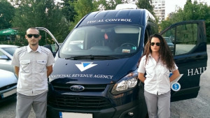 Инспектори от НАП с нови отличителни униформи