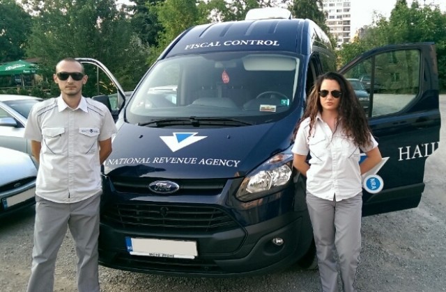 Инспектори от НАП с нови отличителни униформи