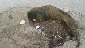 Кола падна в дупка във Враца