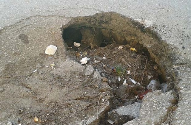 Кола падна в дупка във Враца