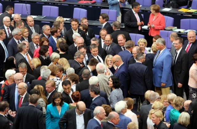 Германският парламент гласува по спасителния пакет за Гърция