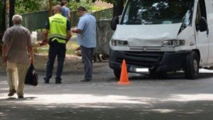 Пешеходка ранена след сблъсък между два автомобила