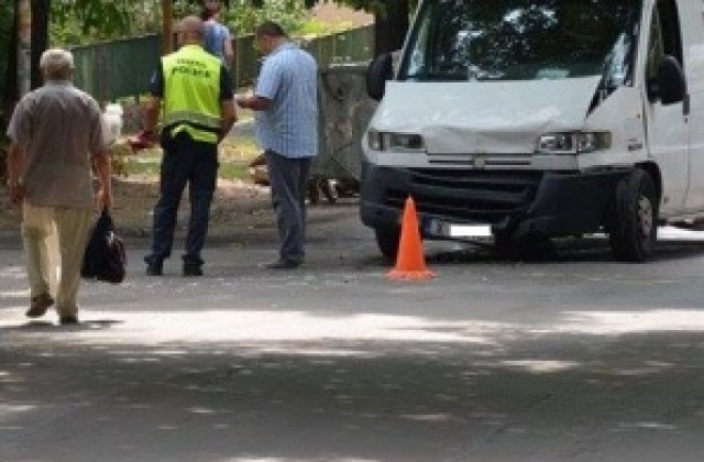 Пешеходка ранена след сблъсък между два автомобила