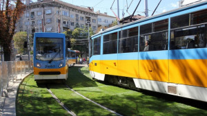 Възстановяват движението през площад Руски паметник