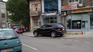 Безобразното паркиране и погазване правилата за движение по пътищата в