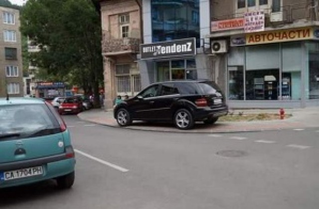 Безобразното паркиране и погазване правилата за движение по пътищата в Дупница продължава