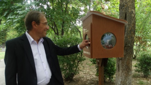 Кметът Караиванов постави първите книги в къщичките Седни и прочети
