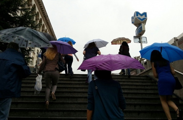 Жълт код заради гръмотевични бури в 8 области на страната