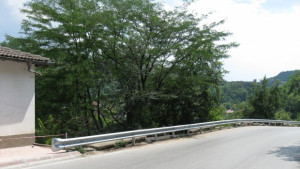 Нови мантинели предпазват къщите в квартал Асенов