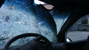 38годишен шофьор пострада след като се заби в крайпътно дърво