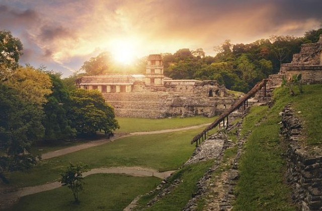В Мексико откриха стена с човешки черепи от времето на ацтеките