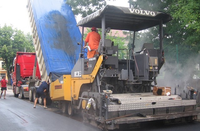 Преасфалтират улици в община Мездра