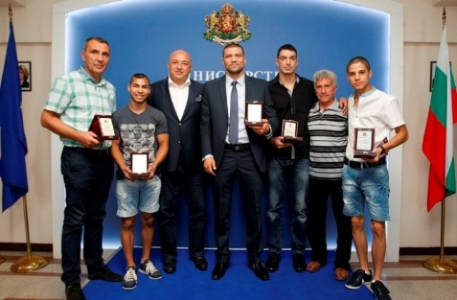 Спортният министър награди боксьора Тинко Банабаков