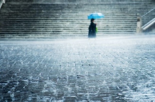 Жълт код за поройни дъждове в 12 области