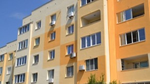 Министър Павлова и кметът Атанас Камбитов откриват първия саниран блок