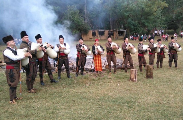 Стотици гости на Фестивала на фолклорната носия в Жеравна