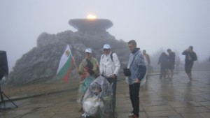 Семейство от София се качи на Шипка с детето си