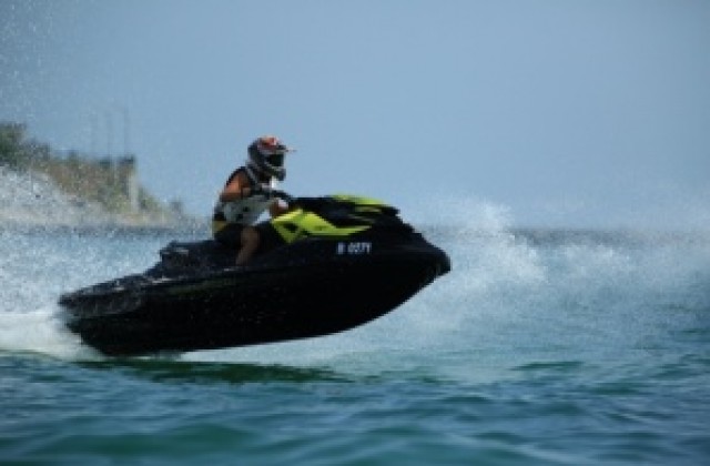 Състезатели сред двуметрови вълни във финала на Black Sea Open Jet Ski