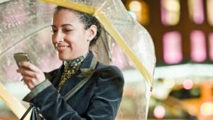 Фирма разработи чадър за свободни ръце