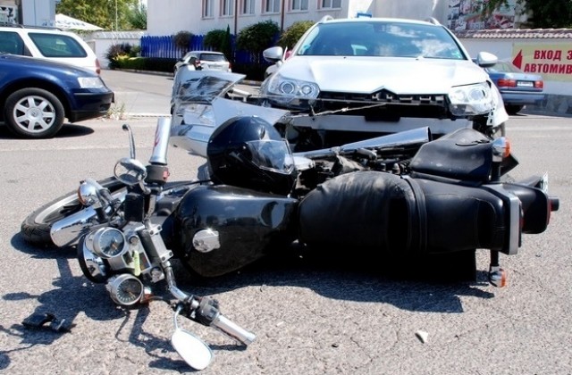 16-годишен мотоциклетист без книжка предизвика катастрофа