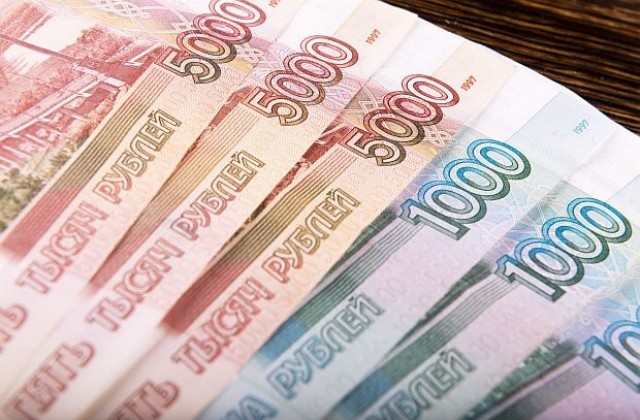 Руската рубла с най-ниско ниво от началото на годината