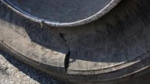 Неизвестен спука гумите на 45 коли и надраска боята на