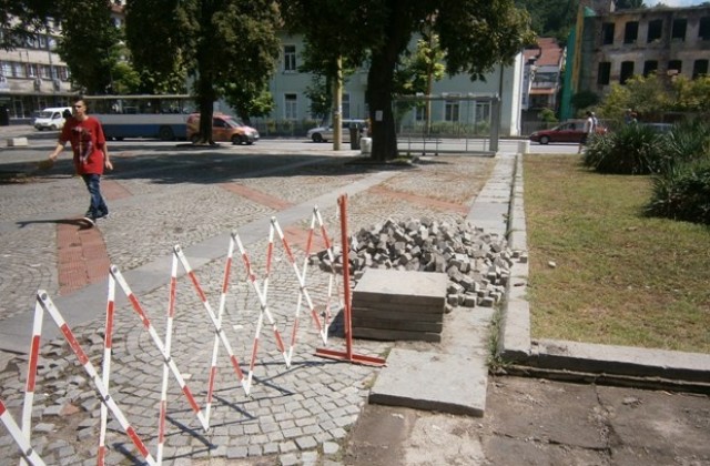 Започна ремонт на площада пред сградата на ОББ в Габрово