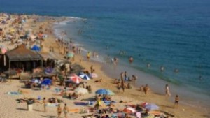 Плажът в Лозенец остава затворен къпането опасно и забранено