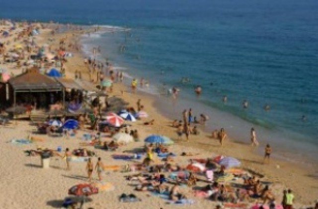 Плажът в Лозенец остава затворен, къпането опасно и забранено