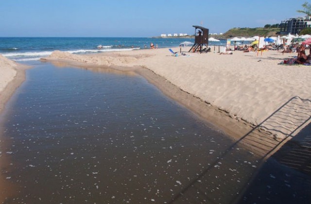 Плажът в Лозенец остава затворен, къпането опасно и забранено