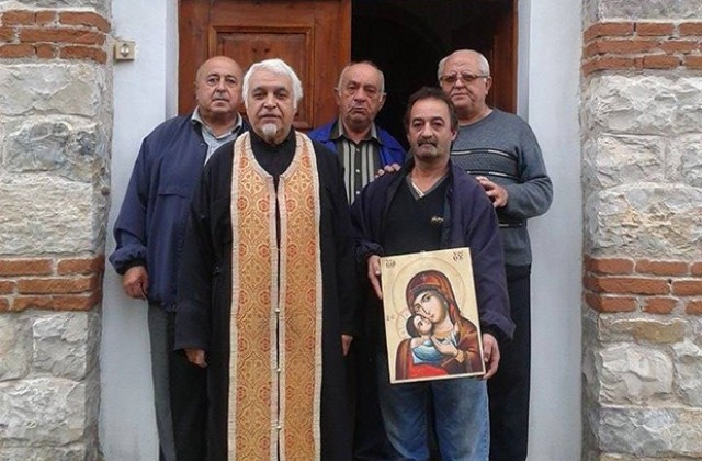 ВМРО с дарение за църква