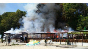 Пламна механа край плажа във Варна 4 пожарни я гасят