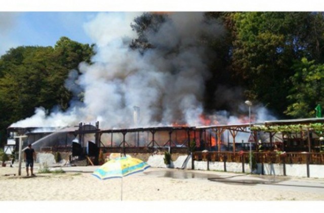 Пламна механа край плажа във Варна, 4 пожарни я гасят