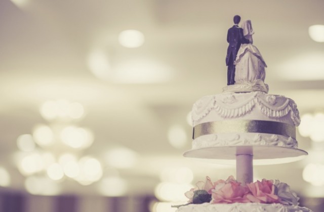 Възрастна двойка още похапва с любов от сватбената торта 60 години след венчавката