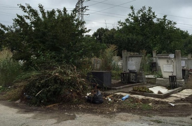 Купчини боклук са пръснати из алеите на гробищата, алармира добричлия