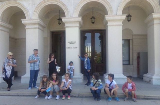 Млади художници от Благоевград посетиха Национална галерия „Квадрат 500”