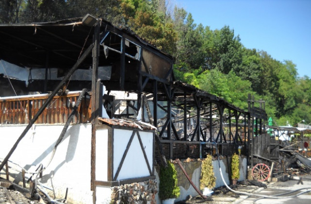 Пожарът в механата на плажа тръгнал от фритюрник