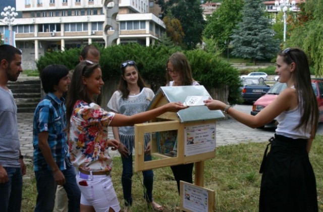 Монтираха къщички за книги в смолянските градинки