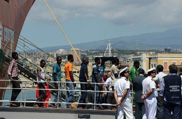 Откриха телата на 50 мигранти на кораб край Либия