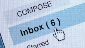 Имейлите са предпочитаното средство за комуникация в службата