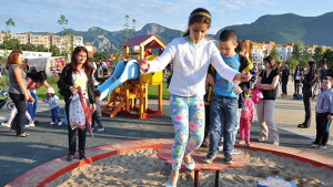 Откриха мъжът увреждал съоръжения в парка в Дъбника