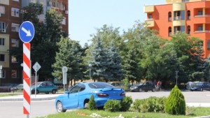 ПТП прати спортна кола върху градинка край кръгово
