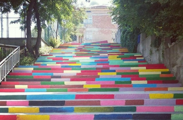 Оцветиха стълбите до библиотеката в Асеновград